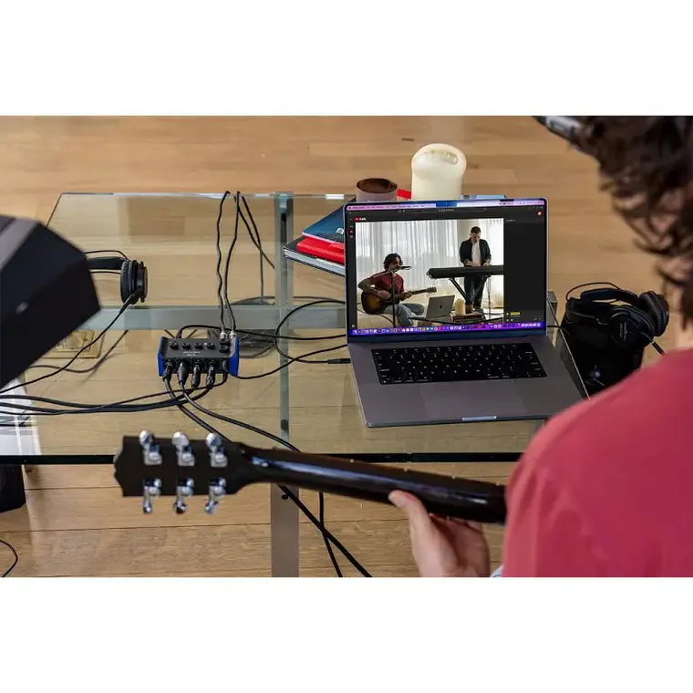 Zoom AMS-44 4x2 USB Interfaz de Audio Para Streaming y Músicos 2