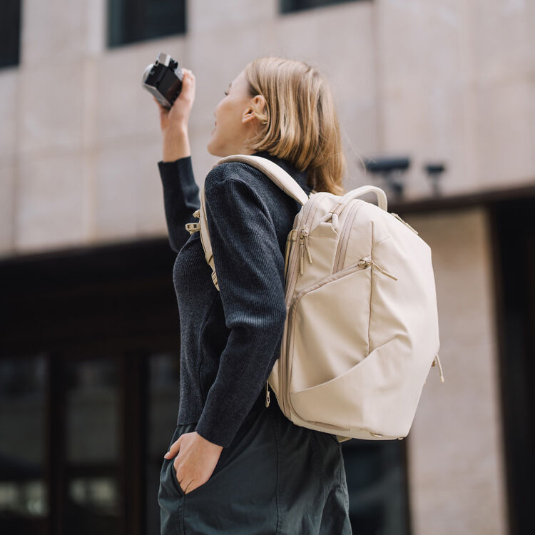 Mochila PGYTECH OneGo Lite 16L - Crema 2