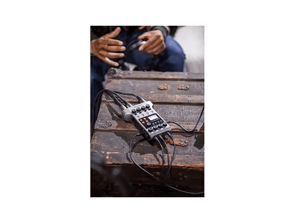 Grabador de Podcasts Multipista Portátil Zoom PodTrak P4