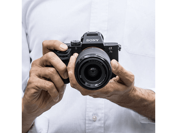 Cámara Full Frame Sony A7 III con Lente Zoom 28–70 mm (2ª Generación)