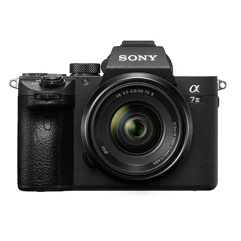 Cámara Full Frame Sony A7 III con Lente Zoom 28–70 mm OSS II