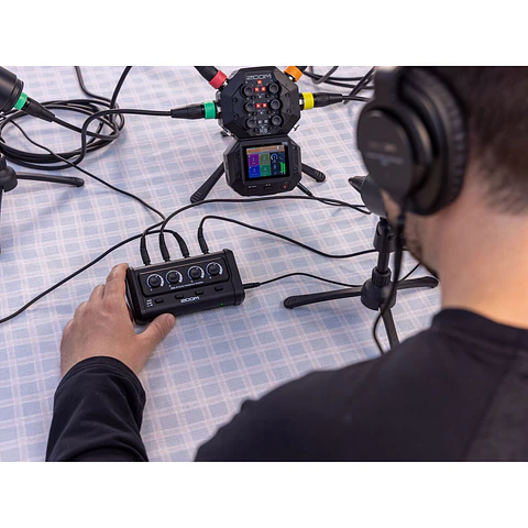 Amplificador Zoom ZHA-4 de Audífonos Portátil