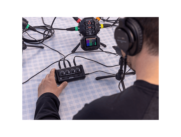 Amplificador Zoom ZHA-4 de Audífonos Portátil