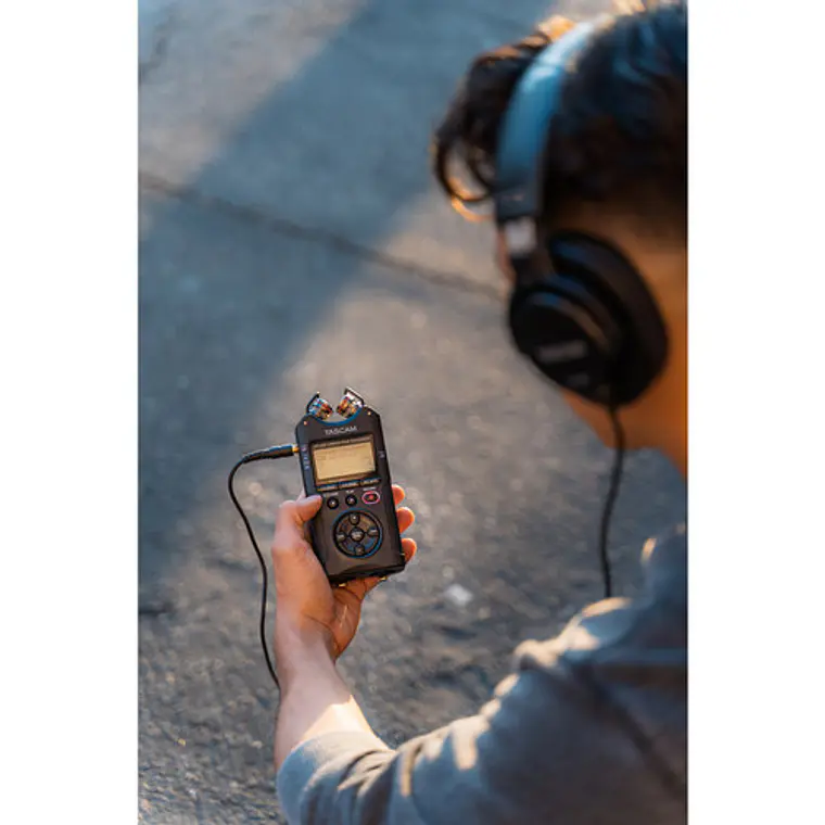 Grabadora Portátil Tascam DR-40X de 4 Pistas con Micrófonos Ajustables X/Y y Conexión USB 7