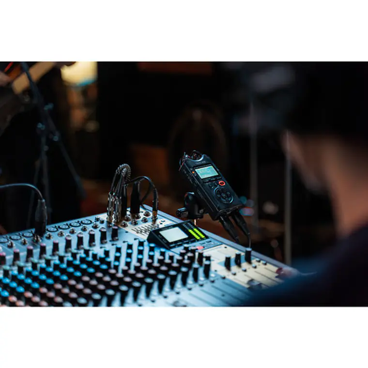 Grabadora Portátil Tascam DR-40X de 4 Pistas con Micrófonos Ajustables X/Y y Conexión USB 6