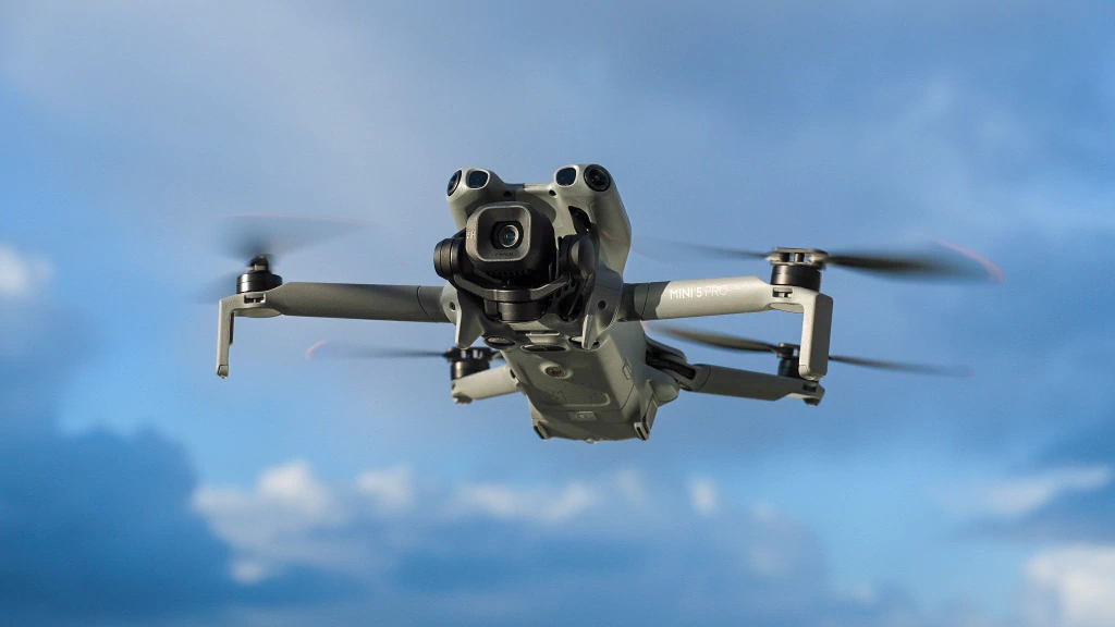 Dron DJI Mini 5 Pro en el aire