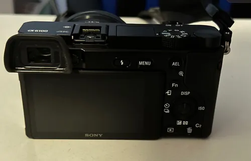 Sony A6100 con lente 16-50mm