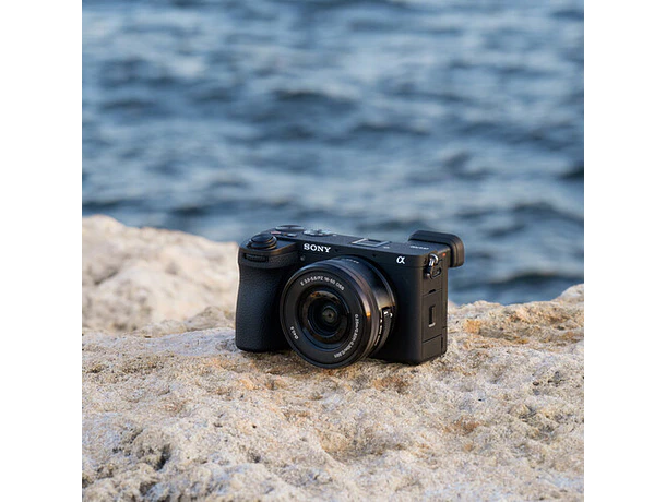 Cámara Sony a6700 con lente de 16-50mm f/3.5-5.6 II