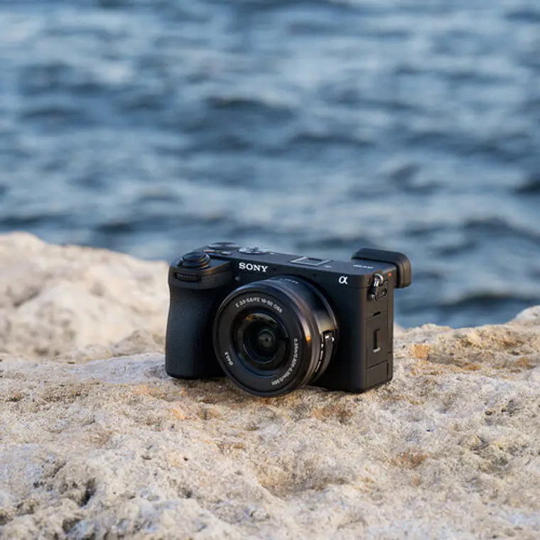 Cámara Sony A6700 con lente de 16-50mm f/3.5-5.6 II 2
