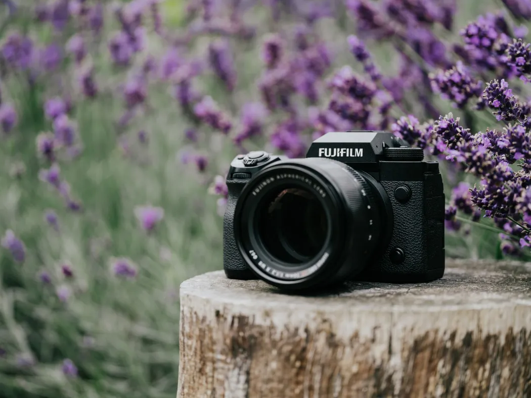 Cámara FUJIFILM X-H2 con Lente de 16-80 f/4 R OIS WR 2
