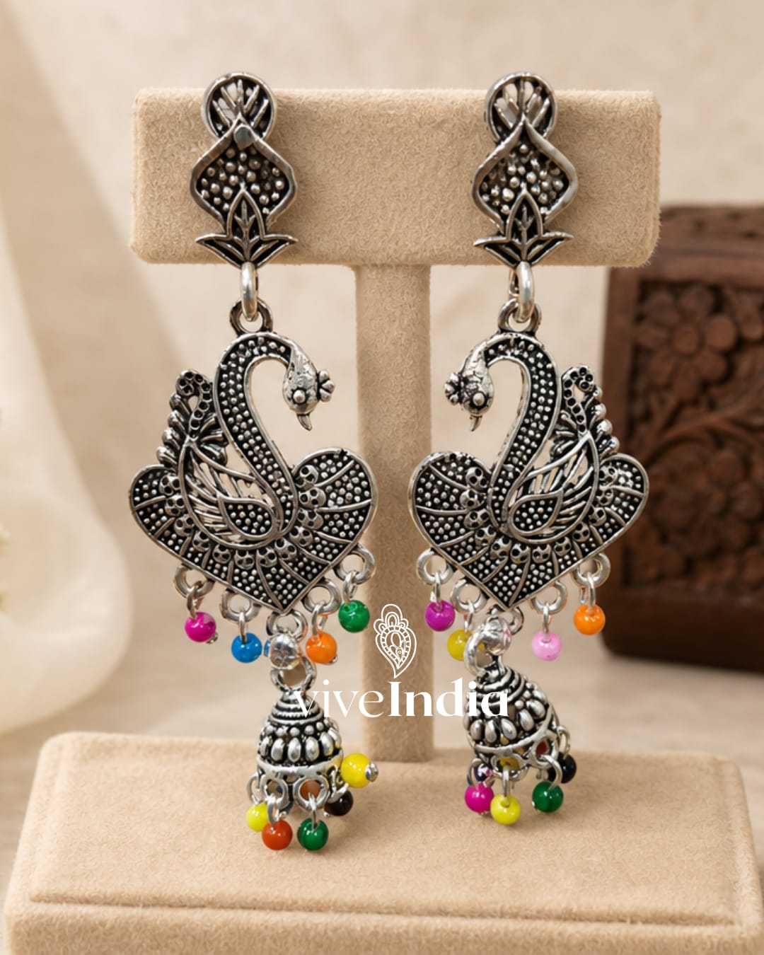 Aros colgantes con jumka colgante y perlitas multicolor