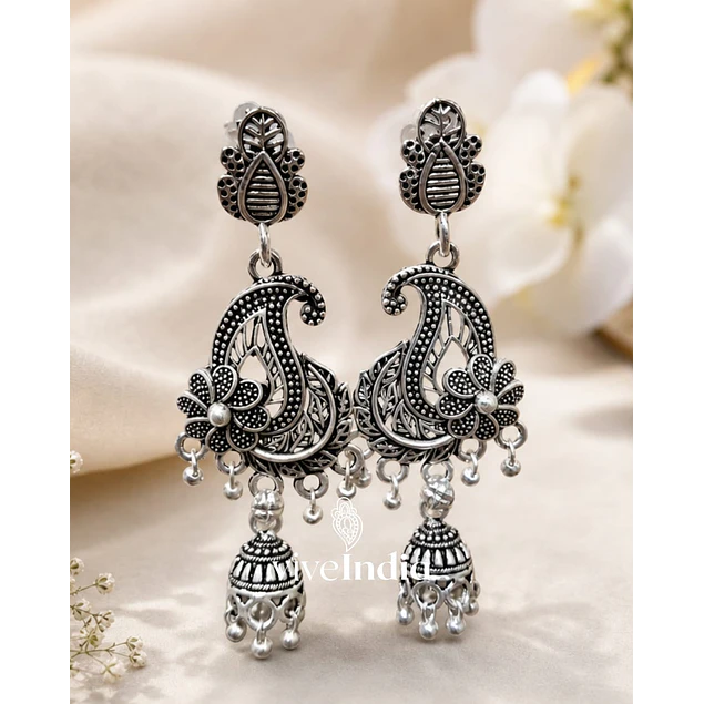Aros colgantes con jumka colgante y perlitas plateadas