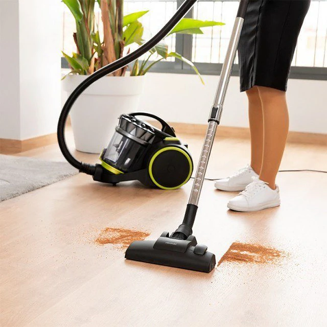 Aspirador trenó Conga PopStar 3000 X-Treme de 800 W. Multi ciclónico sem saco. Capacidade máxima do depósito até 4 L com filtragem de alta eficiência e tubo telescópico metálico. Inclui 3 acessórios.