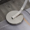Luminária de piso com luz LED amarela Base de metal Pedal interruptor Design elegante Potência máx. 18 W 50x23x149cm Prata