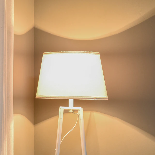 Lâmpada de pé Tripé de metal Soquete E27 de Máximo 40W com tela de linho e prateleira de 2 níveis 35,5×35,5×158 cm Branco