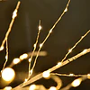 Árvore de bétula 150cm de altura com 210 luzes led em branco quente ramos flexíveis e base para decoração de festas aniversários casamentos 20x20x150cm branco