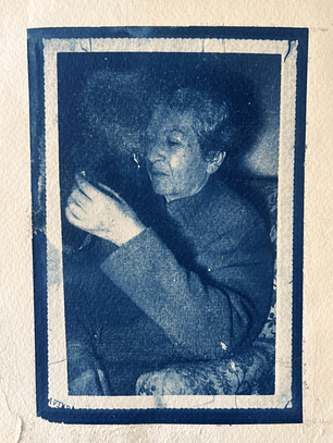 Gabriela Mistral fumando tabaco