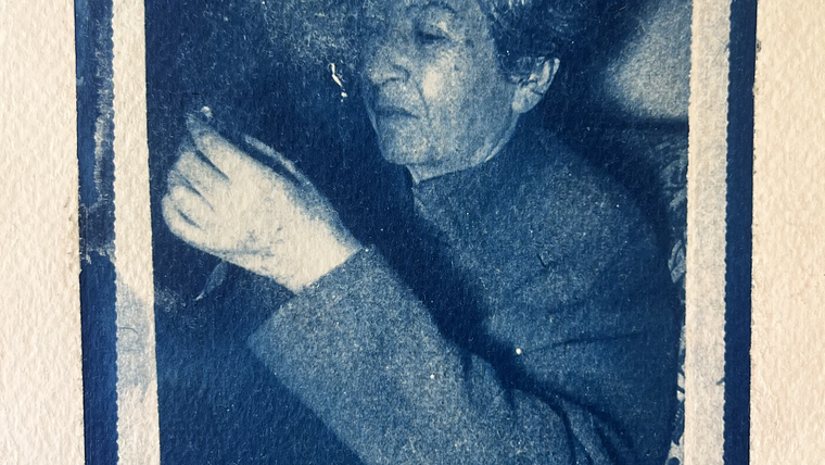 Gabriela Mistral fumando tabaco 1