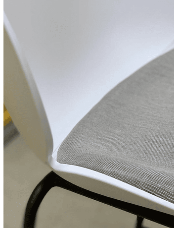 Silla GamFratesi Beetle GUBI Boob Soft Seat* color Blanco patas negras