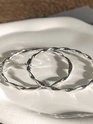 Bracelete torcido com fecho