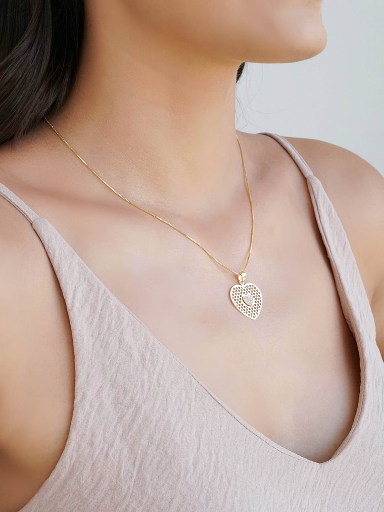 Colar coração cravejado ao centro 1