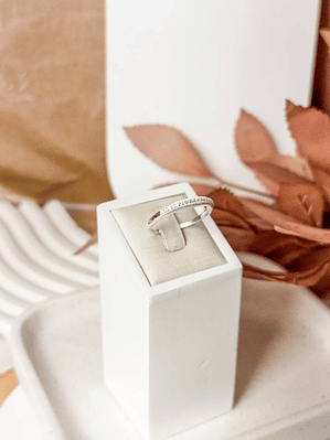 Anel meia aliança cravejada