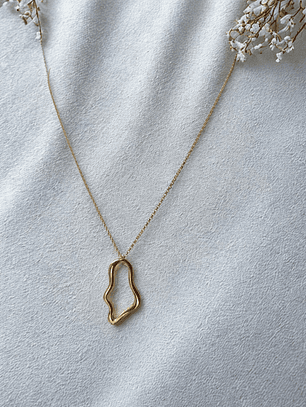 colar com pingente oval 