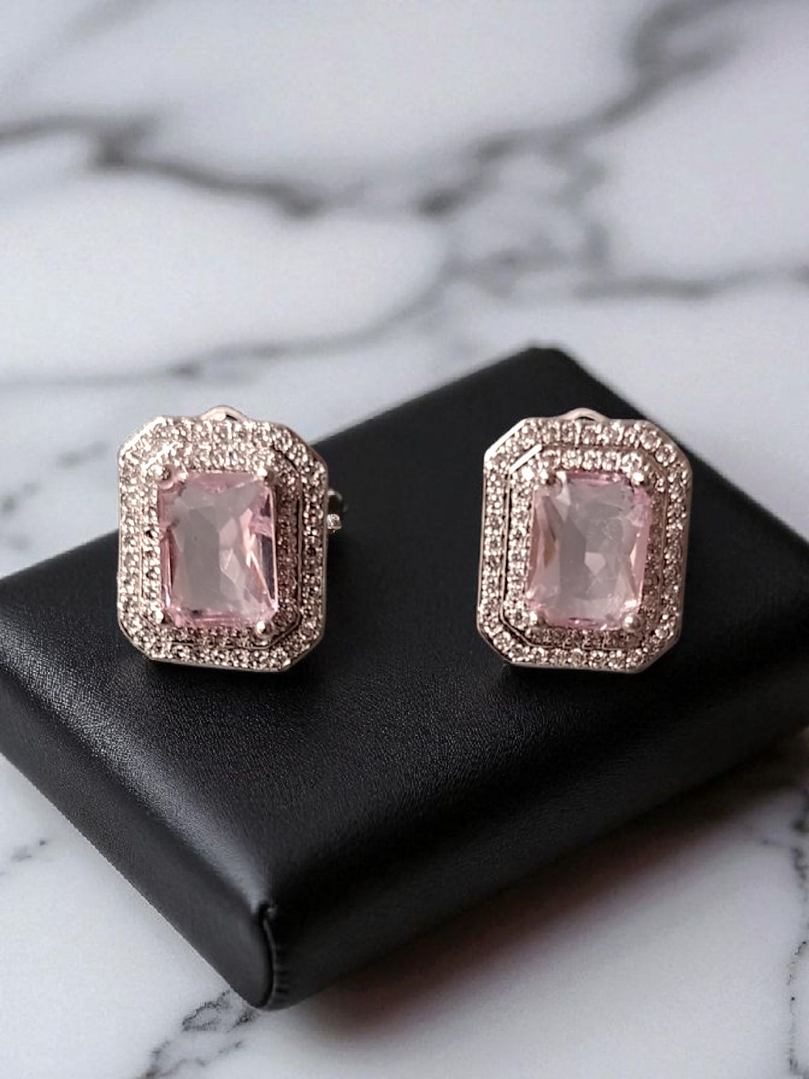 brinco quadrado pedra rosa 1