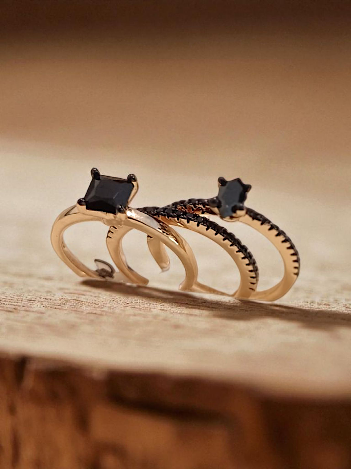 Trio de anéis com zirconia negra 1