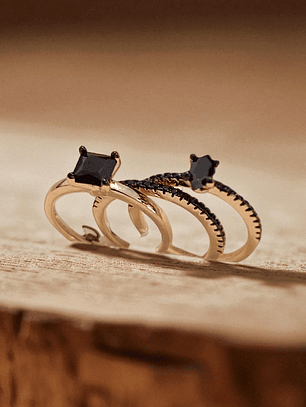 Trio de anéis com zirconia negra