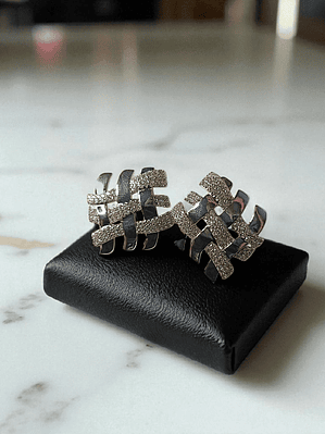 Brinco quadrado entrelaçados