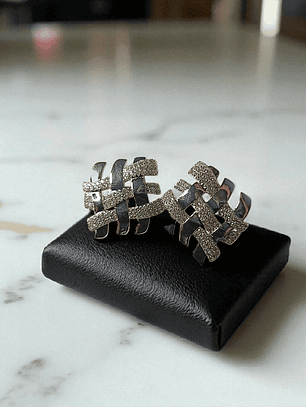 Brinco quadrado entrelaçados