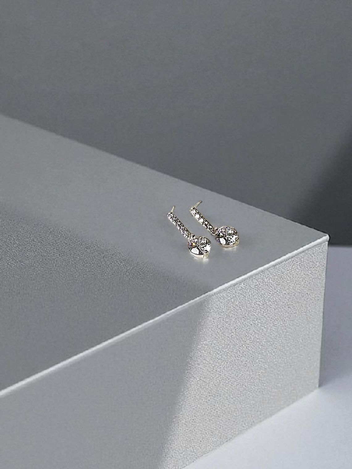 Brinco fio e ponto de luz 1