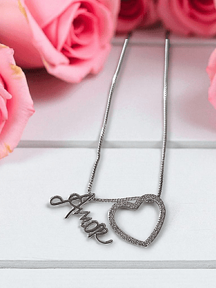 COLAR ALONGADO COM PINGENTES