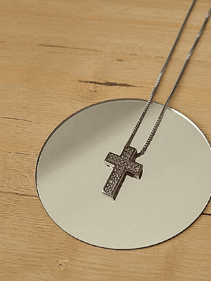 Colar com pingente cruz