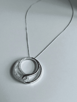 COLAR ENTRELAÇOS CRAVEJADO