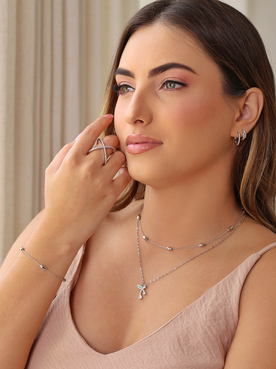 COLAR COM PINGENTE CEREJA CRAVEJADA 2