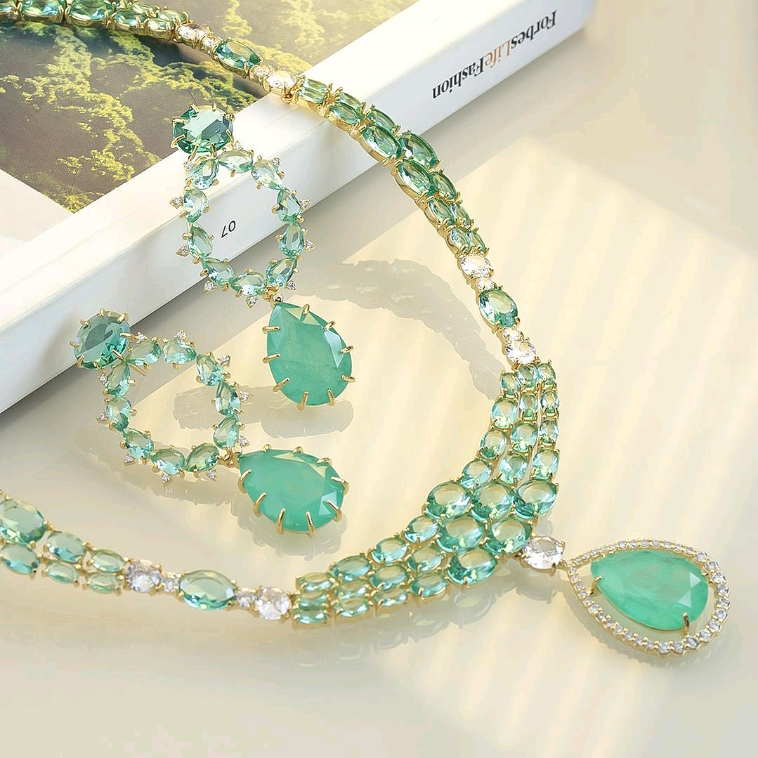 BRINCO LONGO GOTA ESMERALDA COLOMBIANA E CRISTAL 1