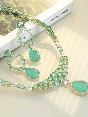 BRINCO LONGO GOTA ESMERALDA COLOMBIANA E CRISTAL