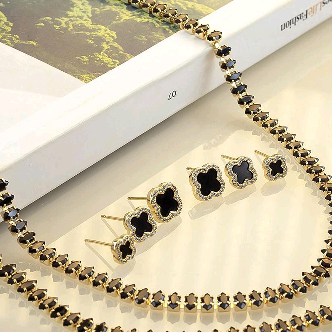 BRINCO TREVO PRETO CRAVEJADO 1