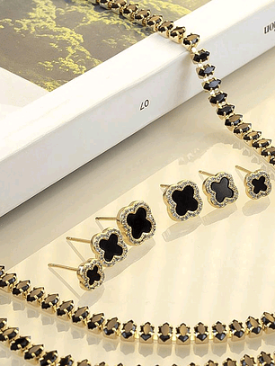 BRINCO TREVO PRETO CRAVEJADO