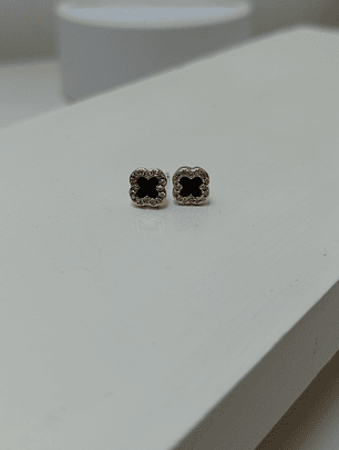 BRINCO TREVO PRETO CRAVEJADO