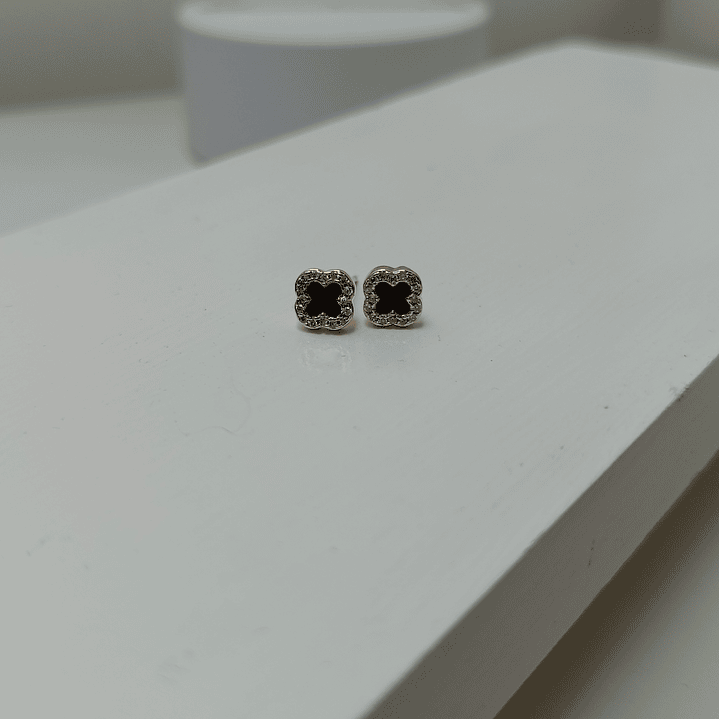 BRINCO TREVO PRETO CRAVEJADO 2