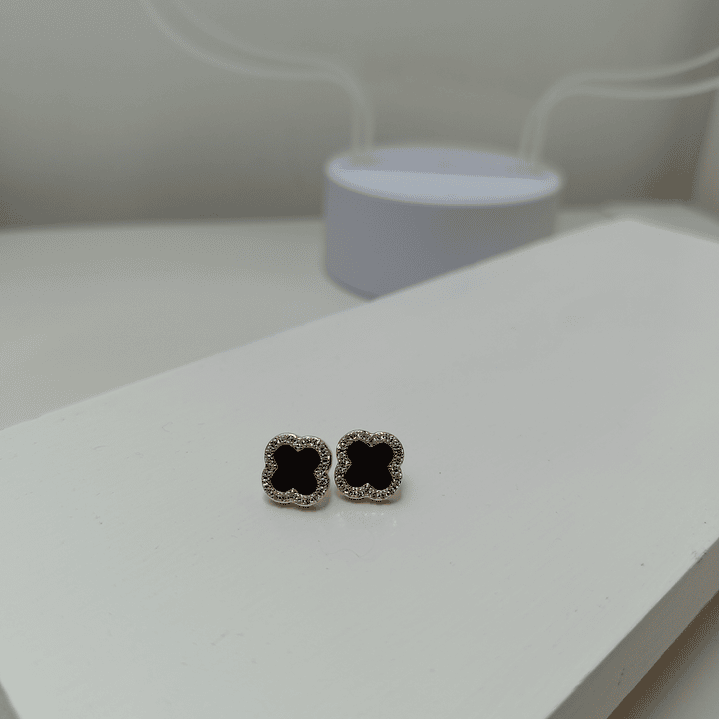 BRINCO TREVO PRETO CRAVEJADO 3