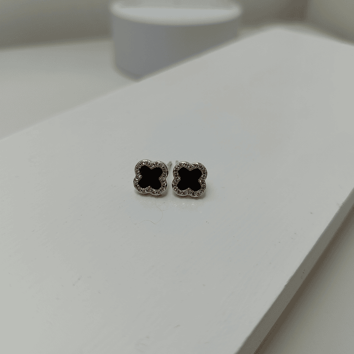 BRINCO TREVO PRETO CRAVEJADO 4