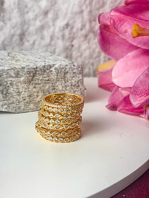 ALIANÇA CRAVEJADA MICROZIRCONIAS