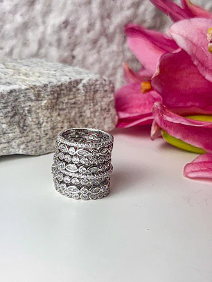 ALIANÇA CRAVEJADA MICROZIRCONIAS