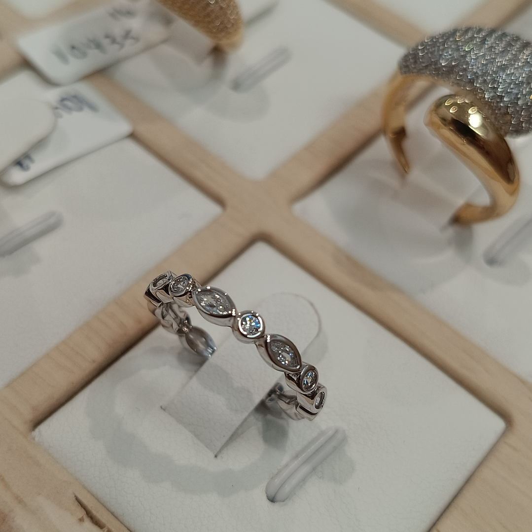 ALIANÇA CRAVEJADA MICROZIRCONIAS 8