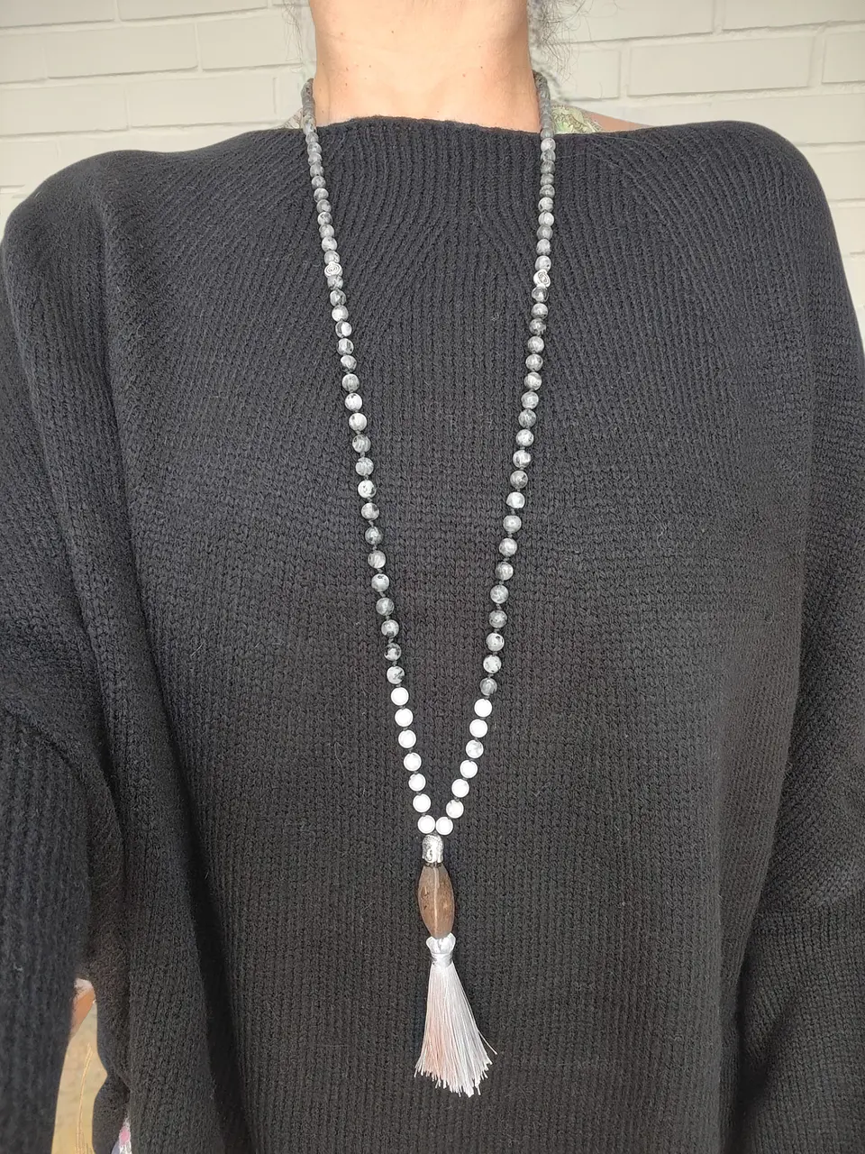 Japa Mala Howlita y Larvikita 6mm borla gris 4