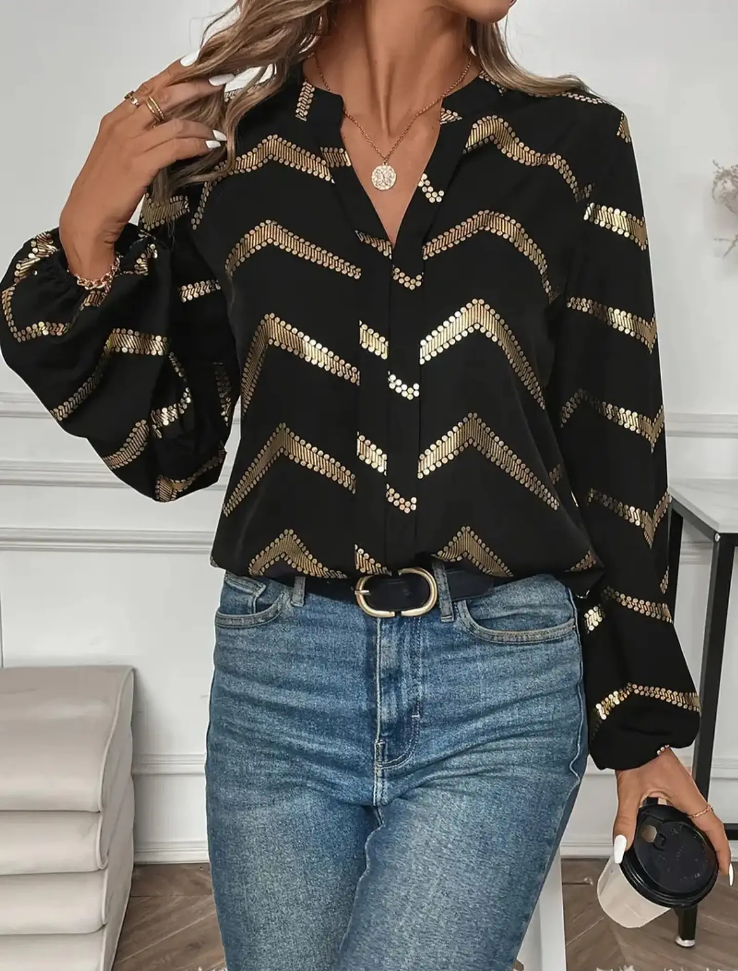 Blusa detalles dorados talla M 3